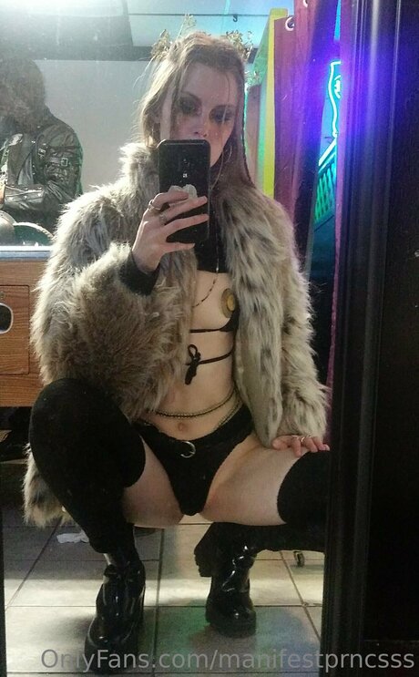 Manifestprncsss model hot image