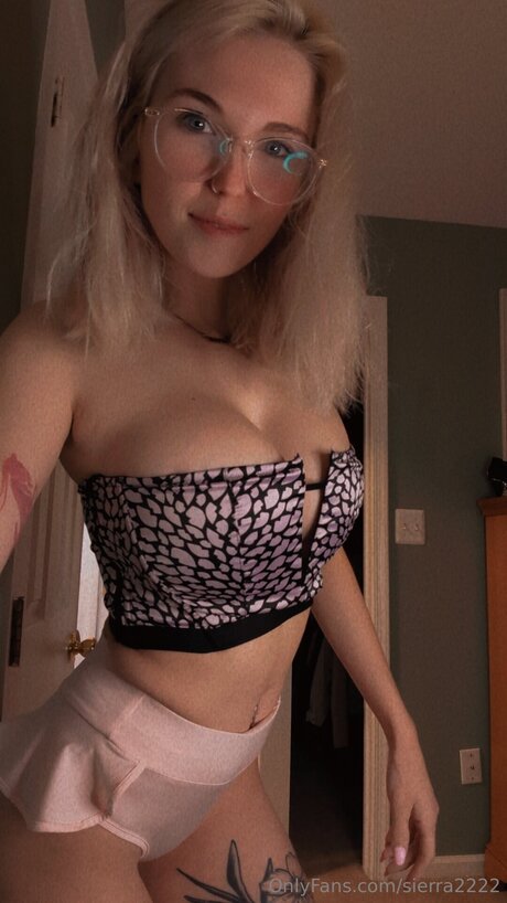 Sierra2222 erotic star pic