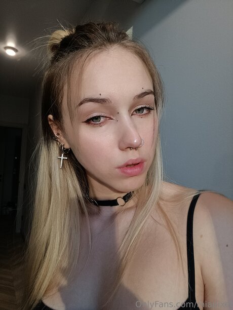 Miapixel model sexy pic