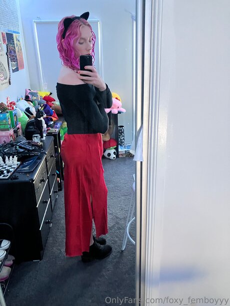 Foxy Femboyyy star naked picture