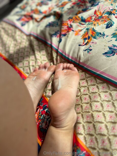 Greeneyezonme420 sex model picture