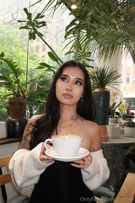 Carrotscake model hot pic