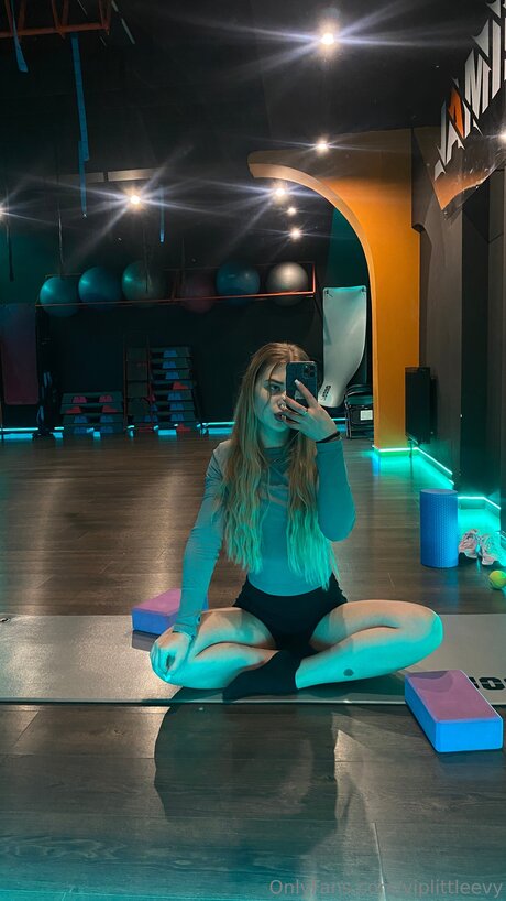 Cute Blonde Evy star free img