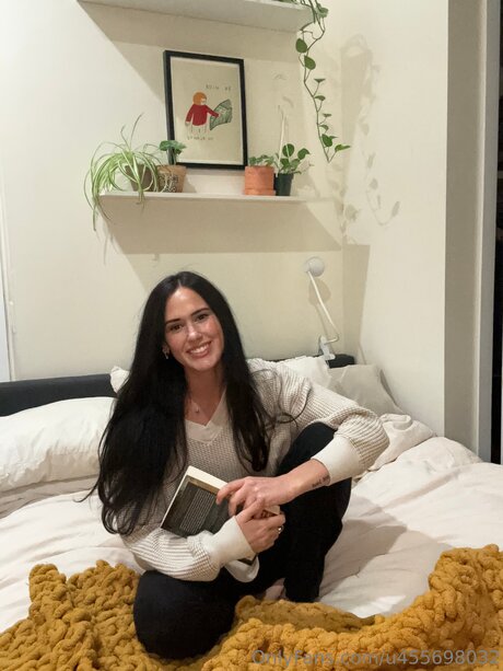 Asmrwitholivia model sexy pic