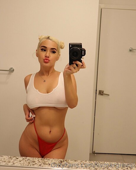 Oliviasnoww69 porn model photo