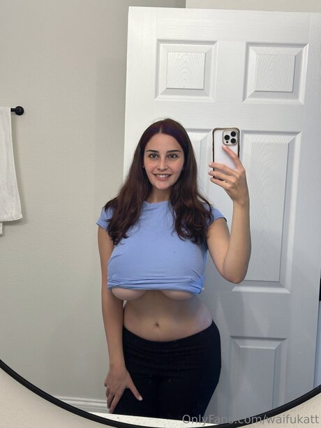 Waifukatt model adult pictures