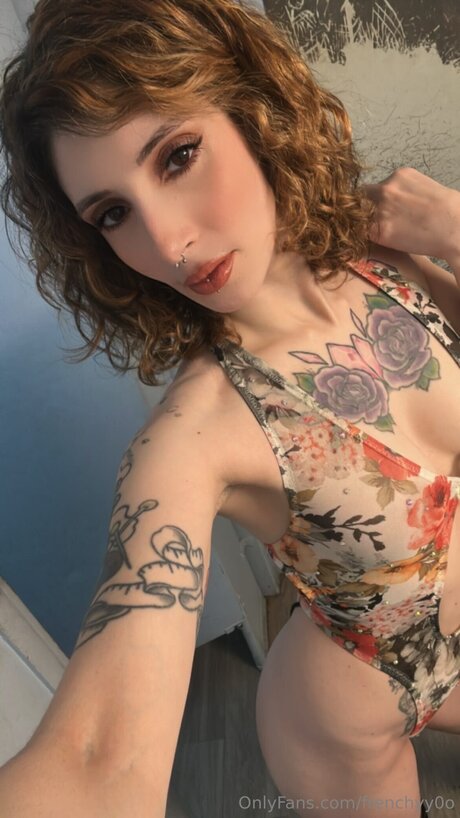 Frenchyy0o naked pornstar image