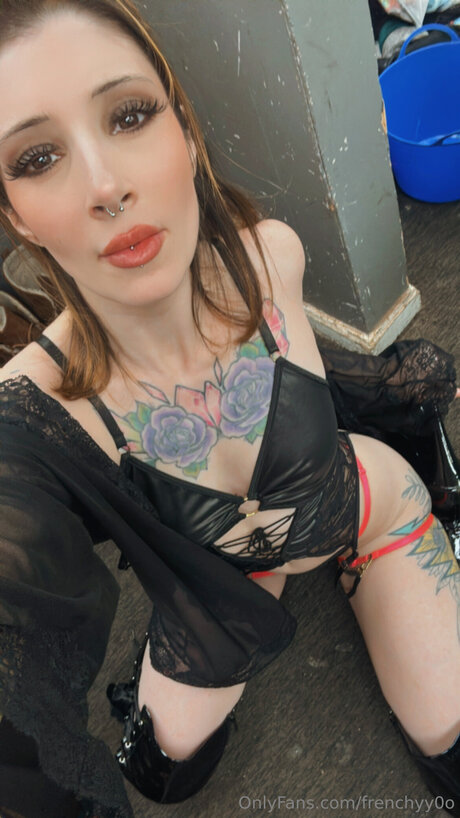 Frenchyy0o naked actress image