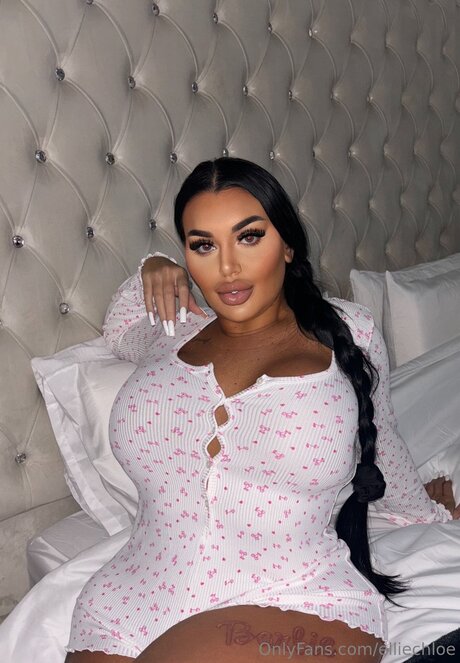 Elliechloe nudes actress pictures