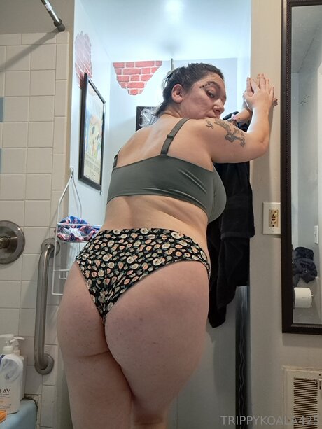 Trippykoala425 nude model archive