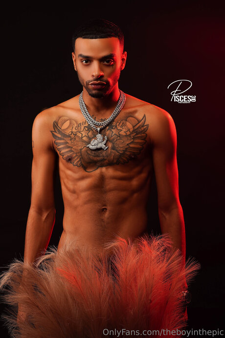 Theboyinthepic model nude photo