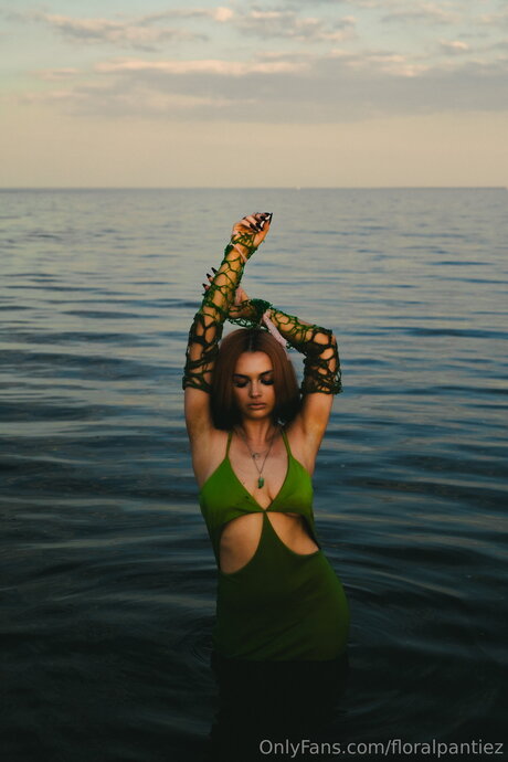 Floralpantiez high quality model pic