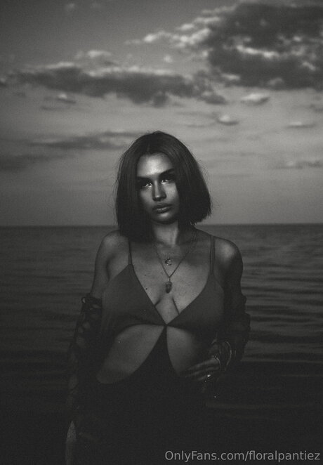 Floralpantiez nice model pic