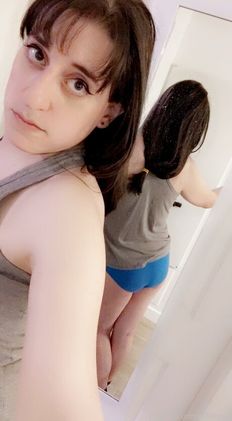 Violetreyez model naked image