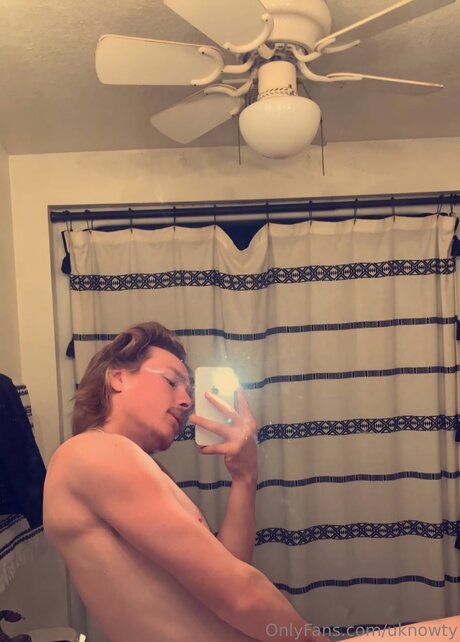 Uknowty pornographic model pics