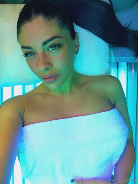 Albagomez model top photo