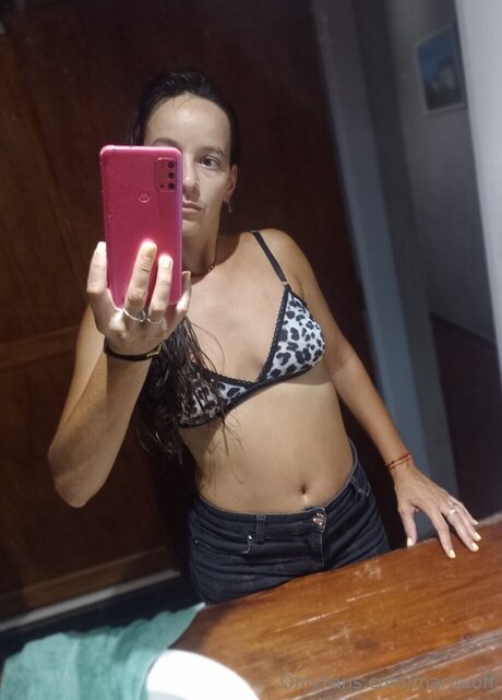 Maruuoff model pornographic images