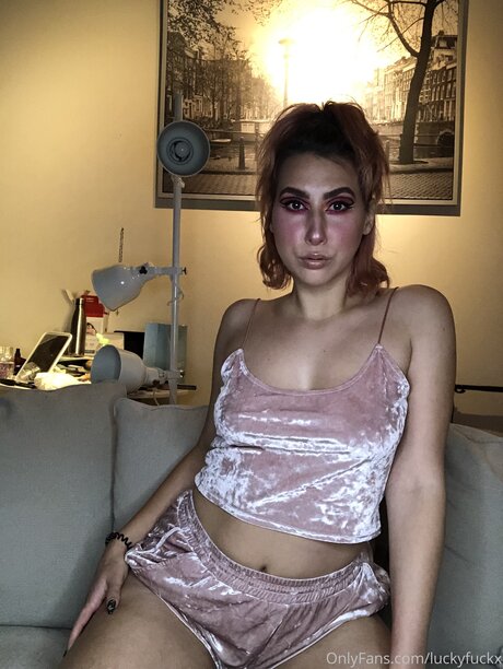 U24775070 model naked pic