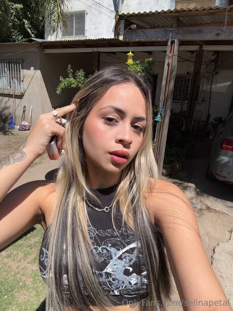 Selinapetal model hot photos