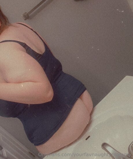 Yourfavnaughtymommy naked model picture