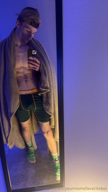 Yourmomsfavoriteboi sex model picture