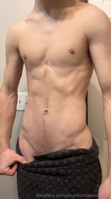 Yourmomsfavoriteboi pretty model pic