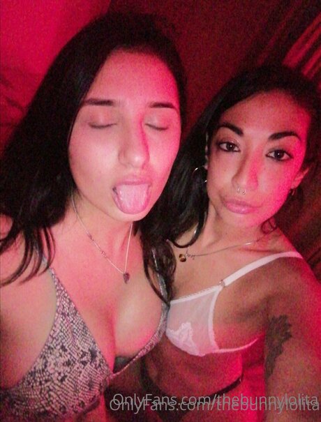 Sexybunnylola hot pornstar image