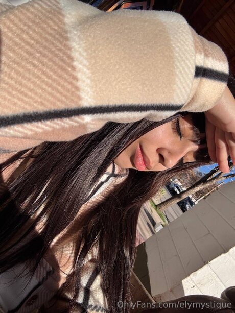 Elymystique pretty actress pictures