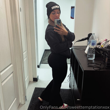 Sweettemptationxox sexy pornstar img