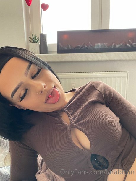 Lara Buttner model nude pics