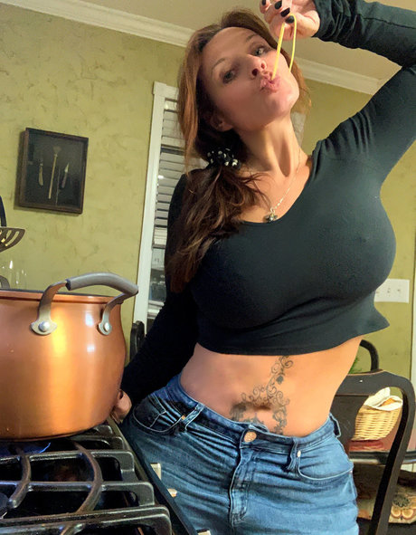 HoneyBeeZone porn star img