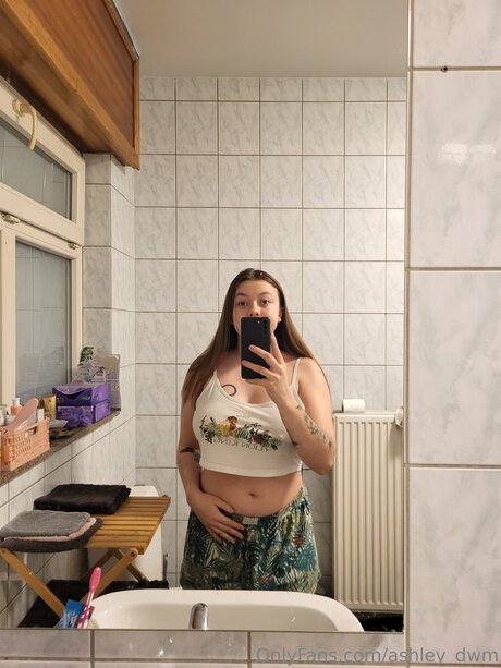 Ashley Dwm model top picture