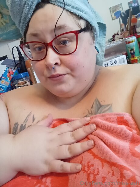 Miss Ash model top image