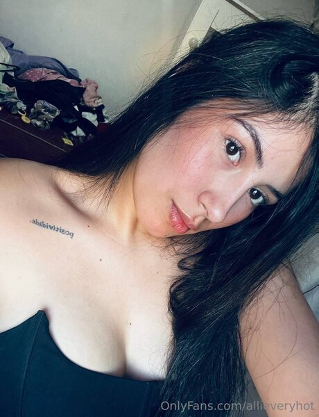 Allieveryhot pretty model img