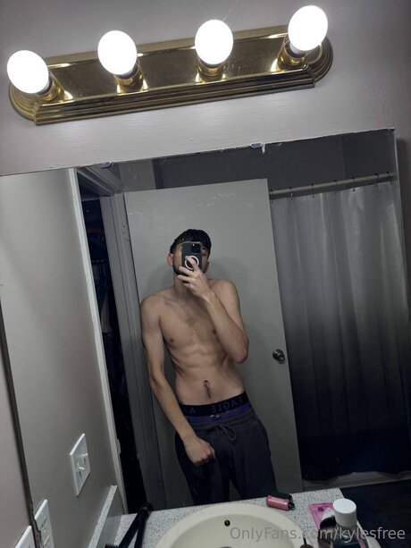 Kylesfree model hd photo