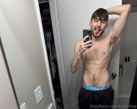 Kylesfree exclusive model pic