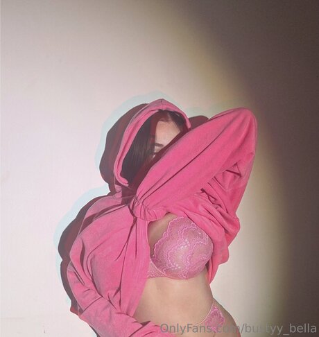 Bustyy Bella exclusive actress images