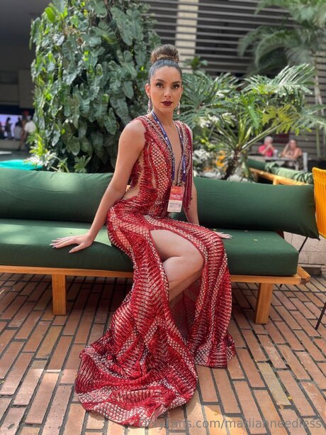 Mariiahneedless hot actress images