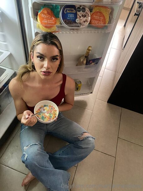 Mariiahneedless pornstar free image