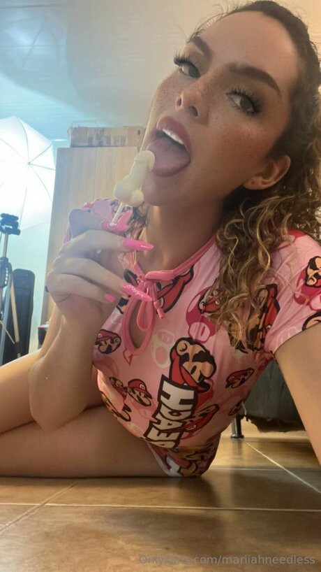 Mariiahneedless top model pics