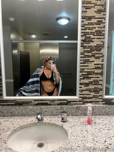 Adeljuggsss model nude picture