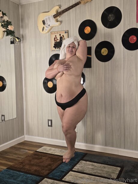 Sheslillyhart pornstar naked photo