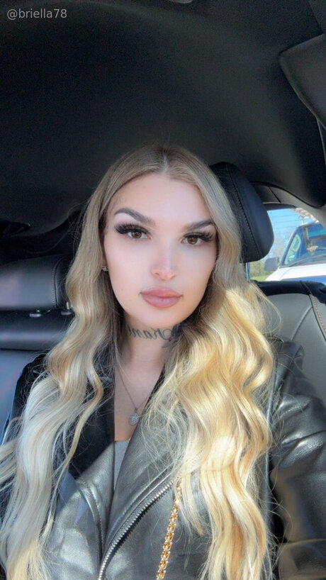 Sexybriellah nude model image