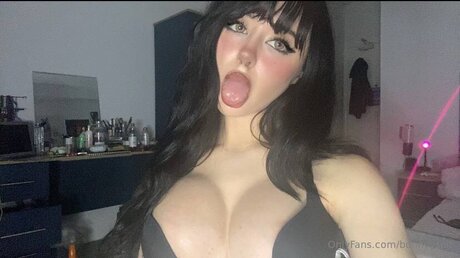 Bunnyyspit star erotic image