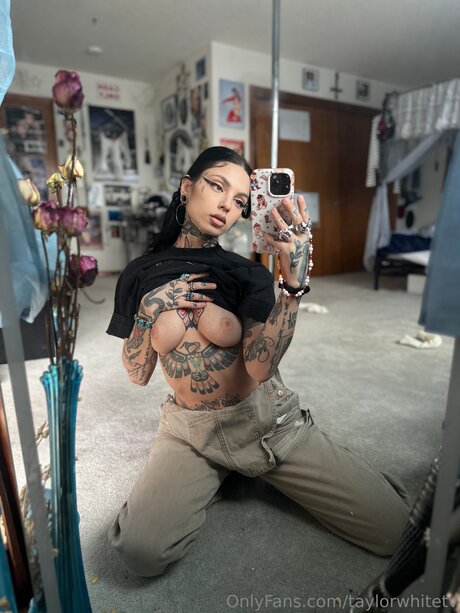 Taylorwhitetv hot star pictures