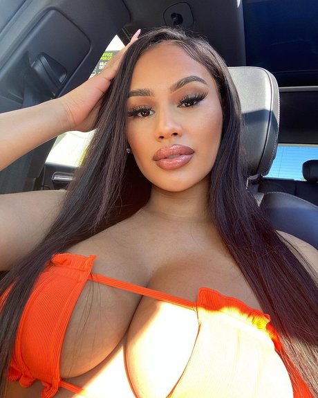 Elisa Saraii exclusive star archive