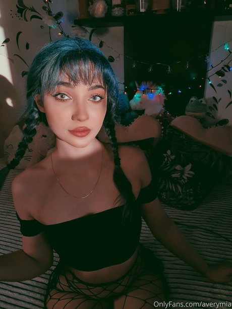 Avery Mia model high quality picture