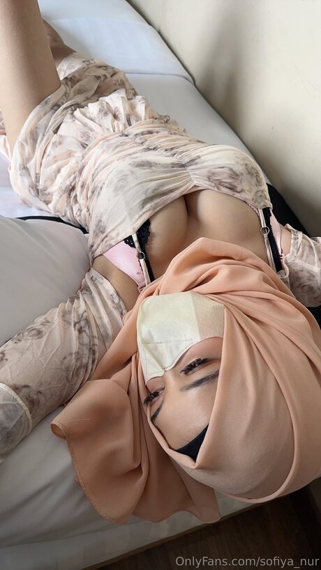 Sofiya Nur naked pornstar image