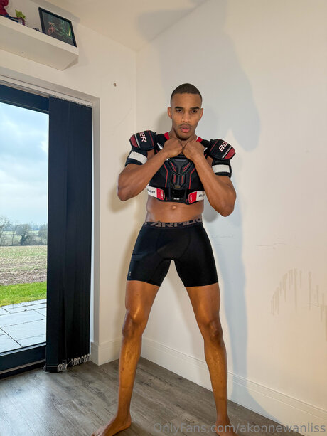 Akonnewanliss adult model pic