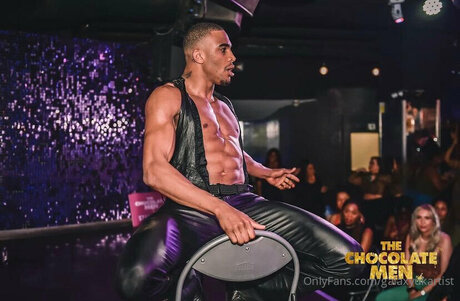 Akonnewanliss star exclusive pics